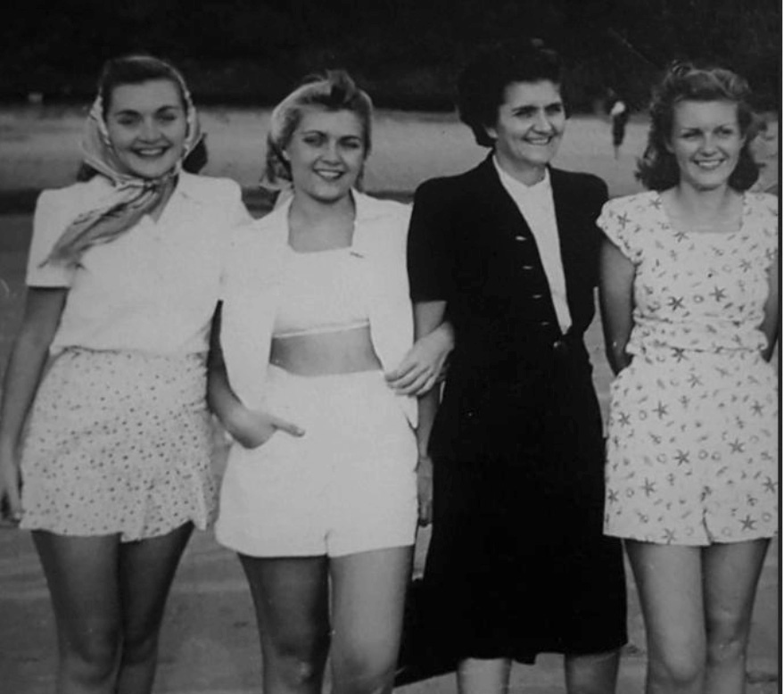 En 1950, les 3 sœurs Avronsart avec leur mère Alice